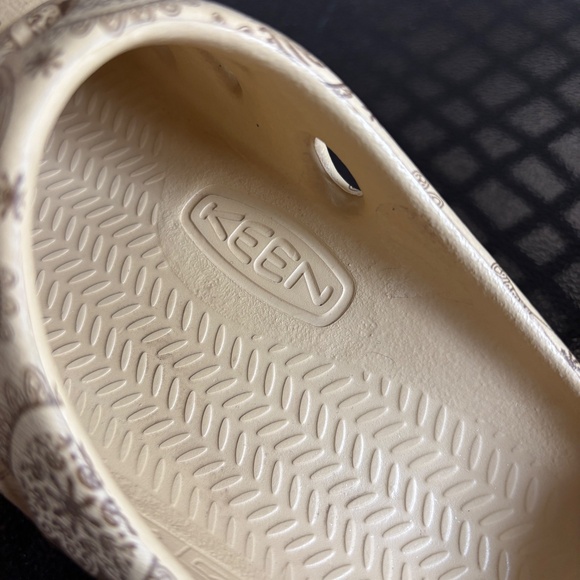 Keen Yogui Arts Slip On Clog Shoes Cafe Latte Paisley Size 7 - Picture 7 of 9